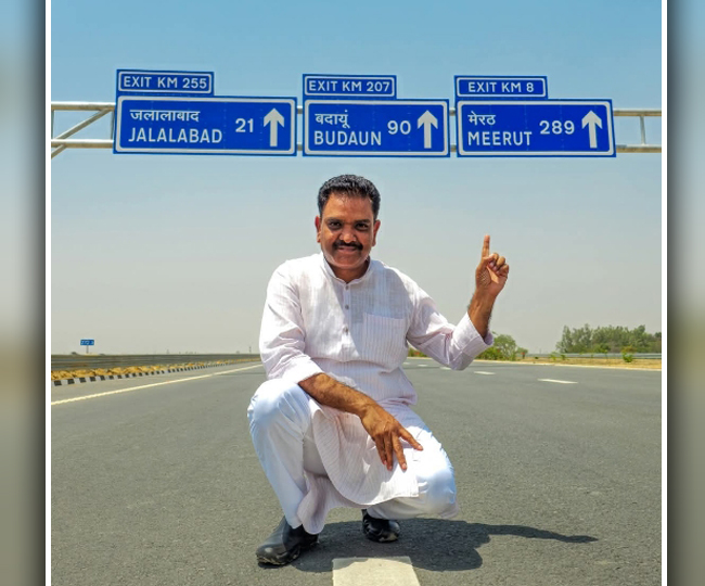 गंगा एक्सप्रेस वे पर फोटो खीचवाते राज्य मंत्री असीम अरुण। साभार इंटरनेट मीडिया